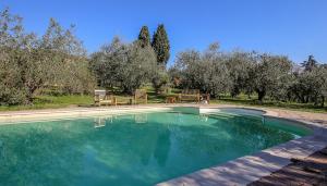 una piscina en un jardín con mesa y bancos en Villa Le Pergole- Firenze, en Florencia 37 fotos más
