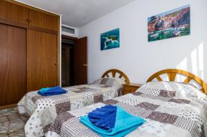 2 Einzelbetten in einem Zimmer mit in der Unterkunft CarlosV in Benidorm + 15 Fotos