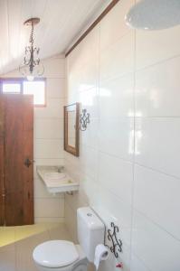 a bathroom with a toilet and a sink at Pouso copo de leite in Tiradentes