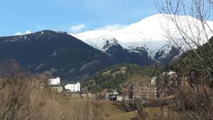 Vista generica sulle montagne o vista sulle montagne dall'interno dell'affittacamere