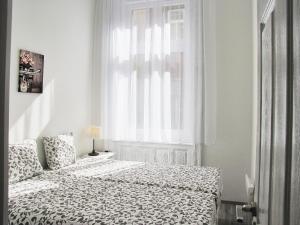 ブダペストにあるShabby Chic Budapest | Apartmentのベッドルーム(ベッド1台、窓付)
