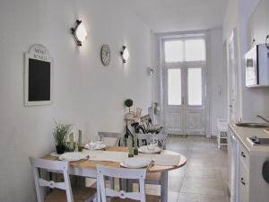 ブダペストにあるShabby Chic Budapest | Apartmentのキッチン、ダイニングルーム(テーブル、椅子付)