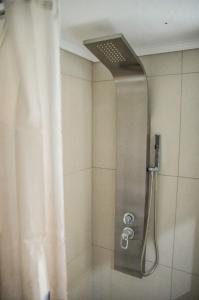 e bagno con doccia e tenda. di Dimitris House 3 a Salonicco