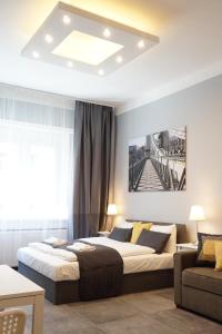 ブダペストにあるK1 Budapest | Apartmentのベッドルーム1室(ベッド2台、ソファ付)