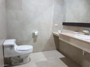 La salle de bains est pourvue de toilettes et d'un lavabo. dans l'établissement Makana Suite 6-11, à Tonsupa