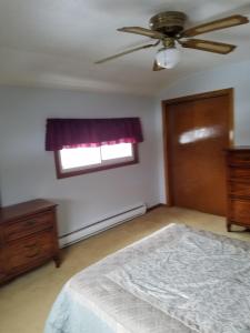 Postel nebo postele na pokoji v ubytování Cozy cottage on Lake Winnebago