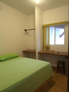 Tempat tidur dalam kamar di BM Zihua Casa de Huéspedes
