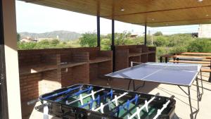 una mesa de ping pong en la parte superior de un patio en Complejo Joansa, en Villa Santa Cruz del Lago