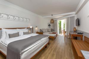 ein Schlafzimmer mit großem Bett und ein Wohnzimmer in der Unterkunft Sunwing Bangtao Beach in Strand Bang Tao