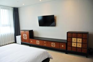 TV a/nebo společenská místnost v ubytování Jeju Noblesse Hotel