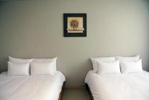 Postel nebo postele na pokoji v ubytování Jeju Noblesse Hotel