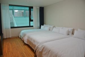 Postel nebo postele na pokoji v ubytování Jeju Noblesse Hotel