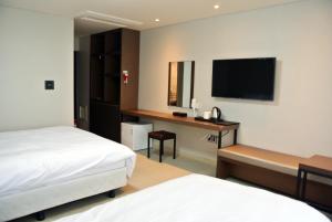Postel nebo postele na pokoji v ubytování Jeju Noblesse Hotel