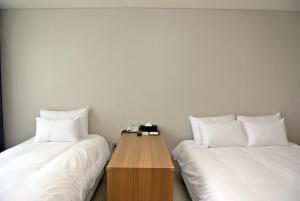Postel nebo postele na pokoji v ubytování Jeju Noblesse Hotel