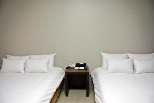 Postel nebo postele na pokoji v ubytování Jeju Noblesse Hotel