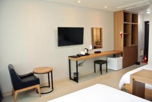 TV a/nebo společenská místnost v ubytování Jeju Noblesse Hotel