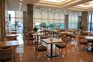 En restaurant eller et spisested på Jeju Noblesse Hotel