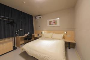 Llit o llits en una habitació de Jinjiang Inn Suzhou Railway Station North Square