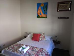 Un dormitorio con una cama con dos muñecas. en Residência Toca do Cação, en Búzios