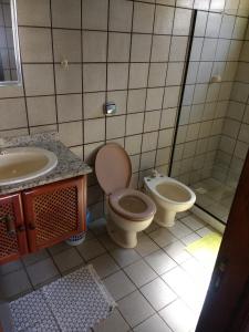 y baño con lavabo, aseo y ducha. en Residência Toca do Cação, en Búzios