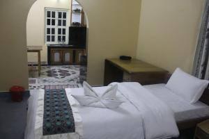 Uma cama ou camas num quarto em Hotel Nana Pokhara