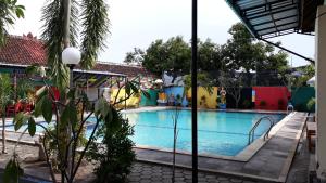 RedDoorz Plus @ Singaraja tesisinde veya buraya yakın yüzme havuzu