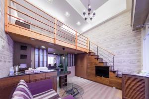 Chinhsi Homestay في Longjing: غرفة بها درج وغرفة معيشة