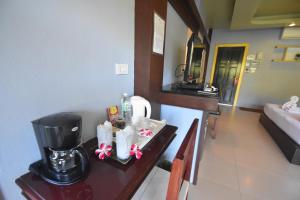 Příslušenství pro přípravu čaje a kávy v ubytování Simple Life Resort Koh Tao