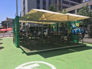 Tienda con sillas y mesas en una calle de la ciudad en Departamento San Diego, en Santiago