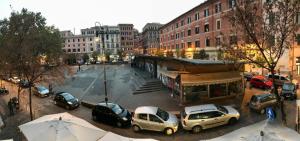 una città con auto parcheggiate in un parcheggio di san cosimato suite a Roma
