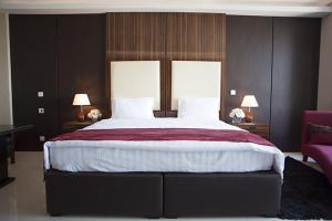 Tempat tidur dalam kamar di Lagos Oriental Hotel