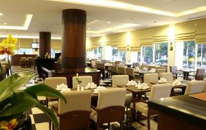 Java Palace Hotel tesisinde bir restoran veya yemek mekanı