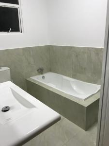 ヌワラエリヤにあるRegal Rose Luxury Holiday Apartmentsの白い浴槽と洗面台のあるバスルーム +96枚の写真