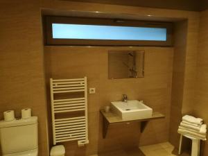 Ett badrum på Hotel Brasserie Armoricaine