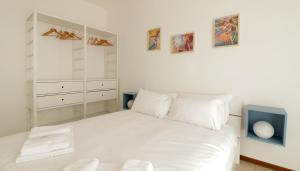 - une chambre avec un lit blanc et une commode dans l'établissement Italianway-Bergognone 47 Flat, à Milan