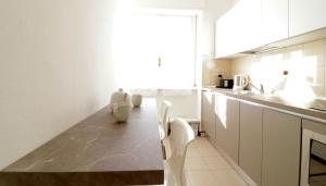 - une cuisine blanche avec 2 toilettes et un comptoir dans l'établissement Italianway-Bergognone 47 Flat, à Milan