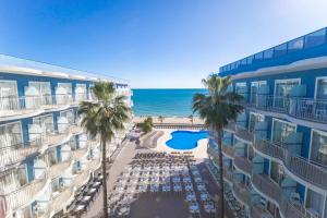 - une vue sur la plage depuis le balcon du complexe dans l'établissement Augustus, à Cambrils