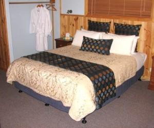 Кровать или кровати в номере Derwent Bridge Chalets & Studios