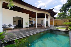 塞米亚克Singgah Villas Seminyak的带泳池的别墅外观