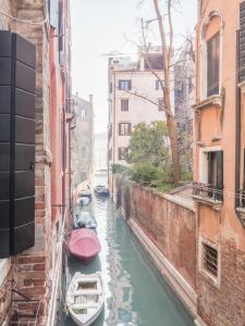 ヴェネツィアにあるSan Polo Canal View Apartments by Wonderful Italyの市街の船が浮かぶ運河の眺め