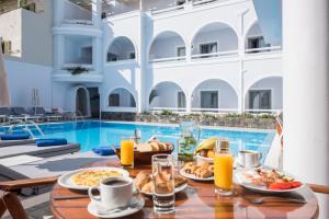 Bazen u objektu Blue Waves Suites & Apartments ili u blizini