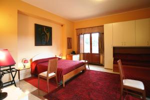 1 dormitorio con 1 cama, mesa y sillas en B&B Villa Casablanca, en Enna