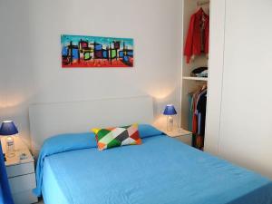 サン・ヴィート・ロ・カーポにあるCasa vacanza Irma Darioのベッドルーム1室(青いベッド1台付)