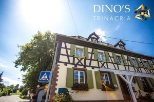 ein Gebäude an der Straßenseite in der Unterkunft Dino's Trinacria in Friesenheim