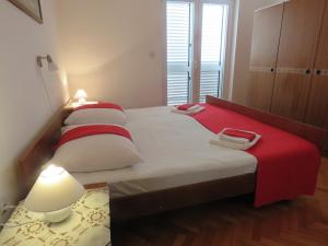 Postel nebo postele na pokoji v ubytování Novalja center