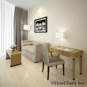 Ruang duduk di Hotel Daily Inn