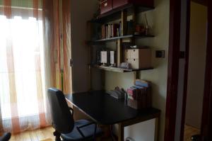 una scrivania con sedia in una stanza con finestra di Bed and Room Al Fiume Piovego a Padova