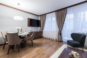 Televízia a/alebo spoločenská miestnosť v ubytovaní Apartament Helena Odkryj Zakopane