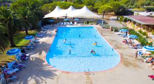 una vista sulla piscina di un resort di Toscana Bella Camping Village a Vada