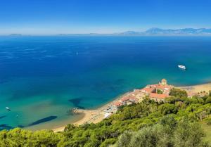 una vista aérea de una playa con una casa y el océano en Palazzo Belmonte, en Santa Maria di Castellabate